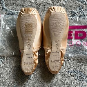Brand New Freed pointe shoes. NEVER WORN. Classic pro.